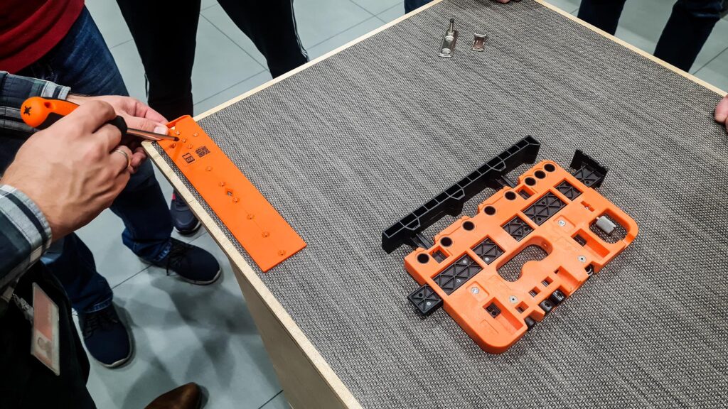 Pomoce montażowe. szkolenia Blum