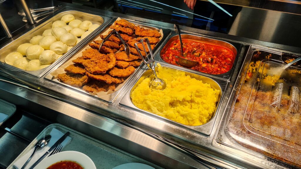 Obiad w trakcie szkoleń BLUM