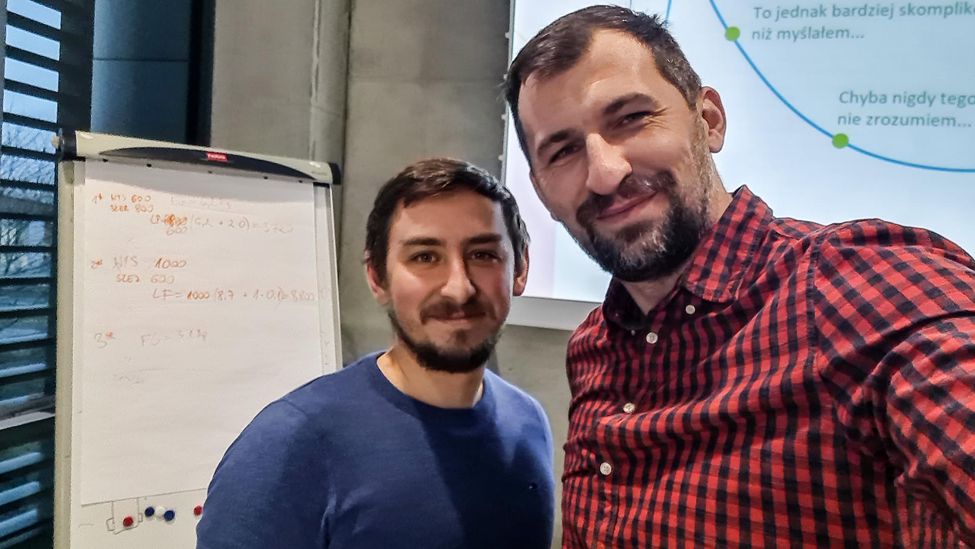 Autor bloga stolarskiego Maciej Zakrzewski z szkoleniowcem BLUM Łukaszem Wroteckim